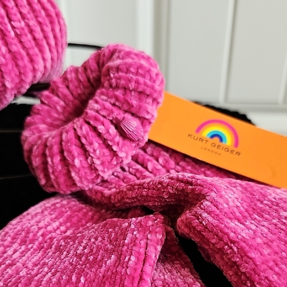 Kurt Geiger Chenile Pink Hat and Gloves Set NWT - Picture 3 of 4